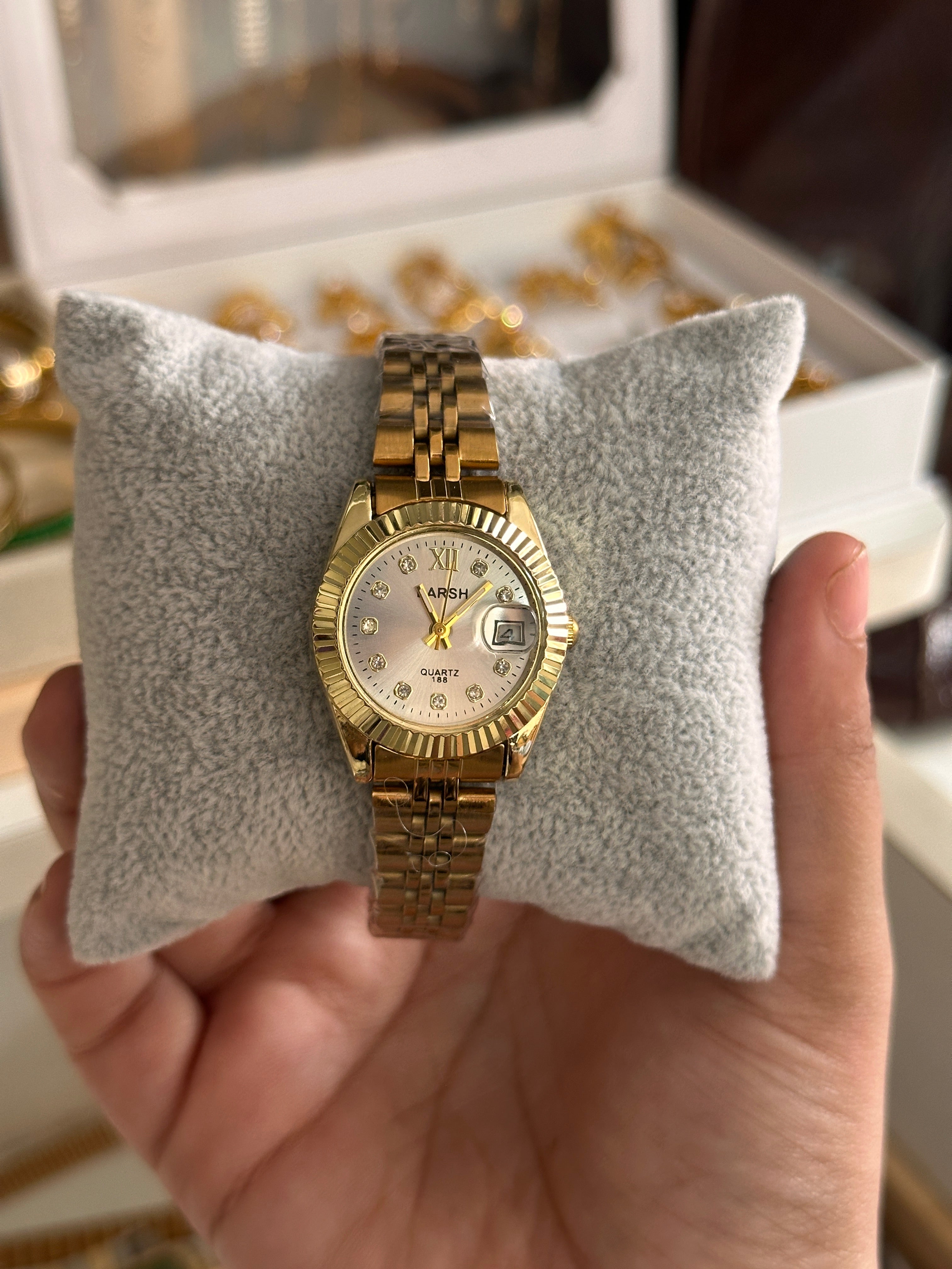 Luxe Round Dial Vintage Watch- Gold